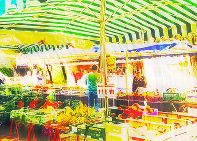 Farblich verfremdetes Foto eines Wochenmarktstands.