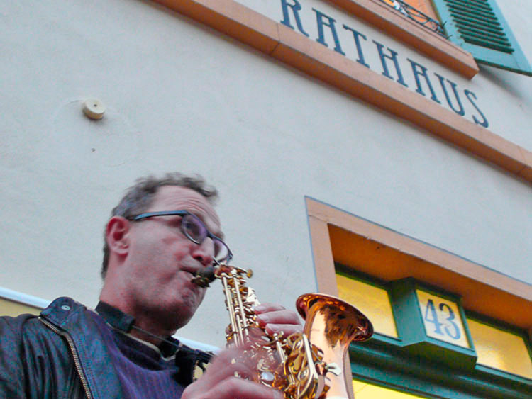 Uwe Loda mit Saxofon vor dem Rathaus