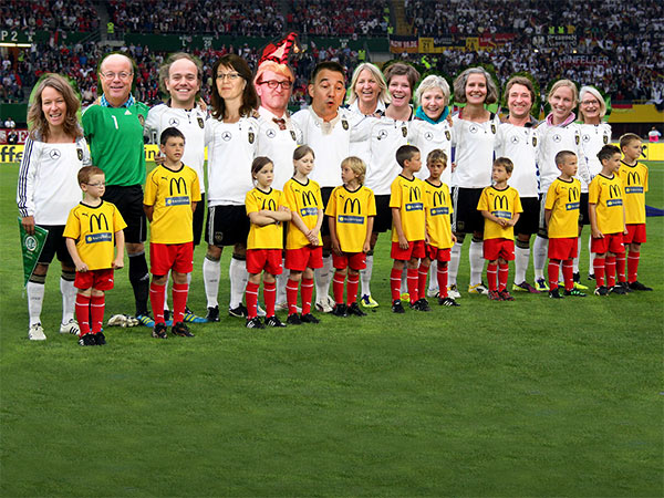 Collage: Nationalmannschaft mit Köpfen des Allerweltschors