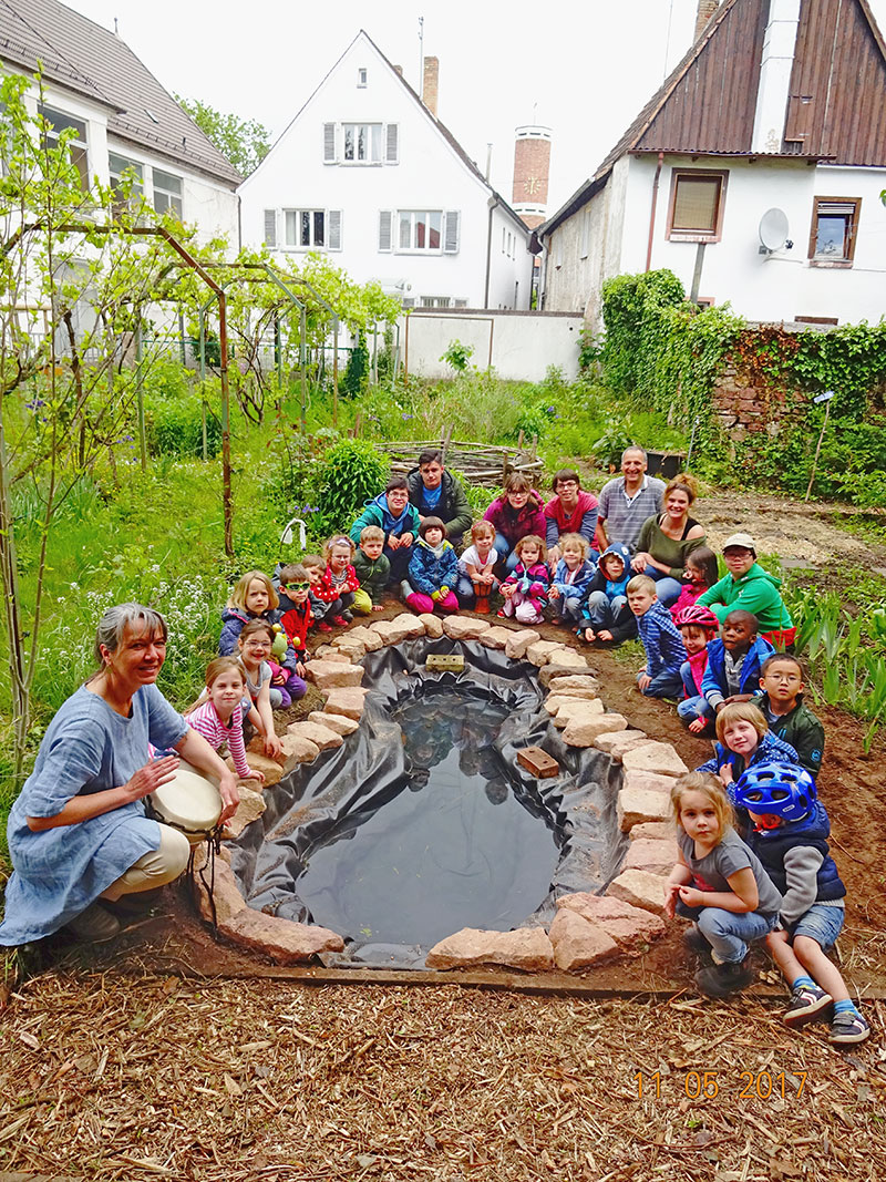 Kindergruppe im Garten der Kita