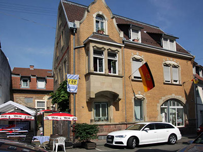 Das Gebäude des Museums, mit Fahnen geschmückt für das Museumsfest