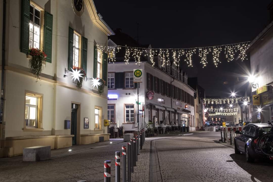Rathausstraße bei Nacht. Foto von Reiner Herbold.