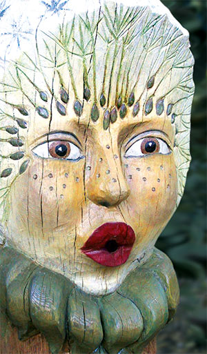 Holzstatue: Pusteblume mit Frauengesicht 