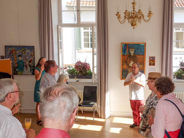 Ludwig Schmitt-Herb und Besucher bei der Eröffnung der Ausstellung.