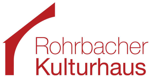 Das Logo des Kulturhauses: Schriftzug „Rohrbacher Kulturhaus”, stilisierte Grafik eines Trägers der Dachkonstruktion.