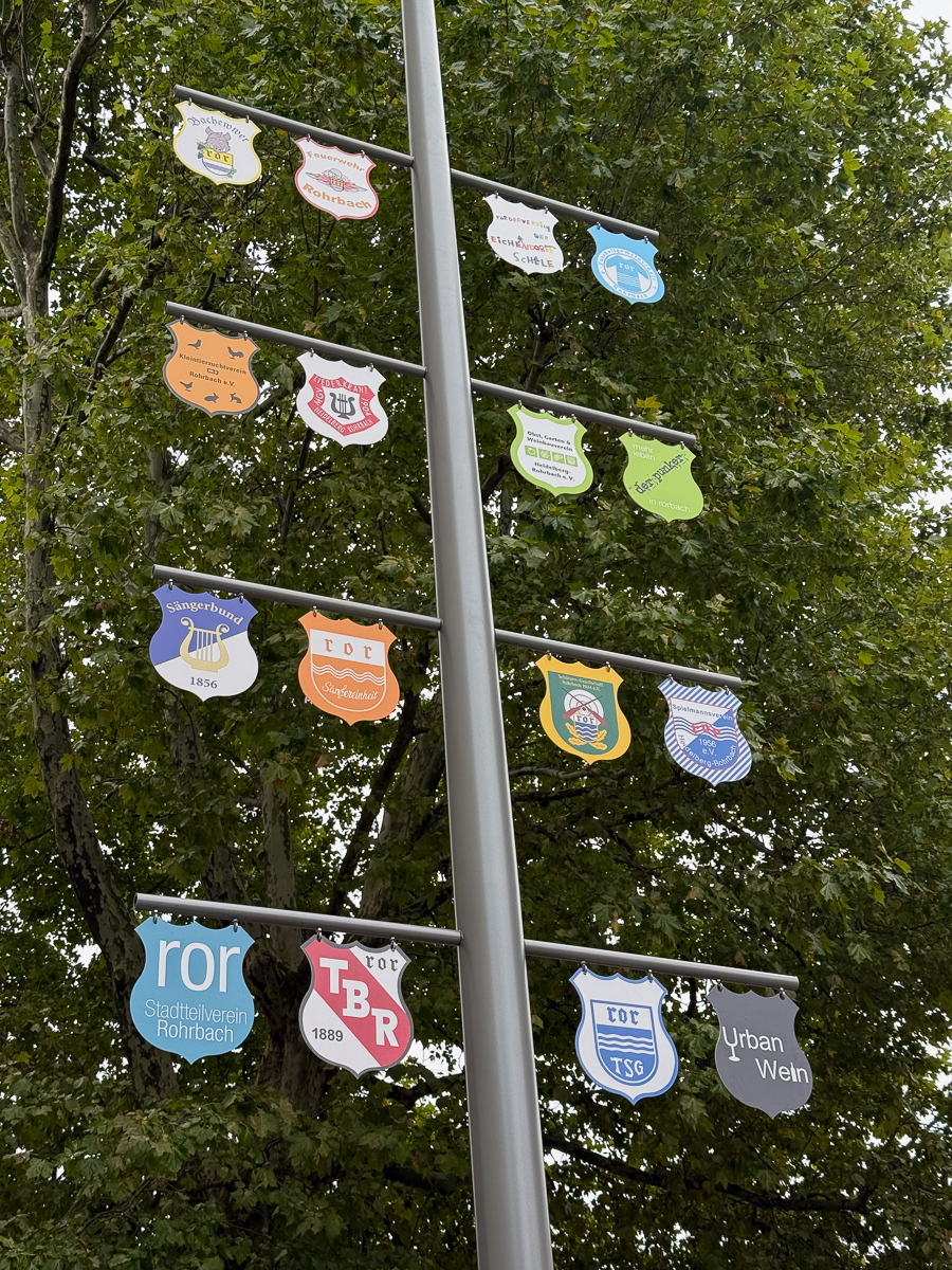 Der neu aufgerichtete Maibaum vor der Eichendorffschule