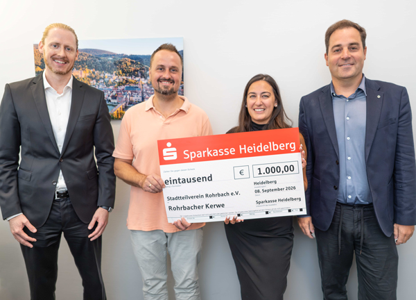 Gruppenfoto mit symbolischem Scheck