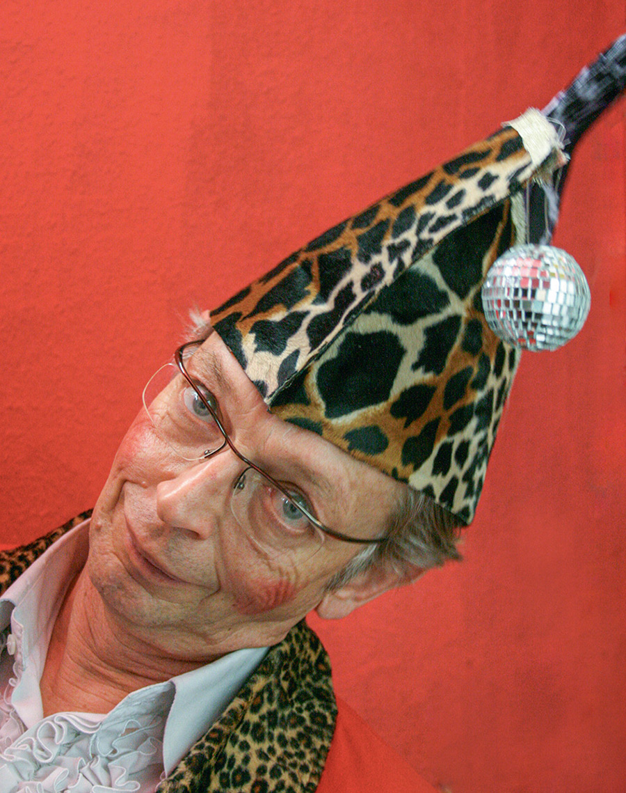 Portrait Thomas Nigl mit Karnevalsmütze.